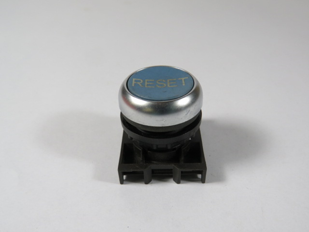 Cutler-Hammer M22-D-B-GB14 Blue Push Button Operator "RESET" USED