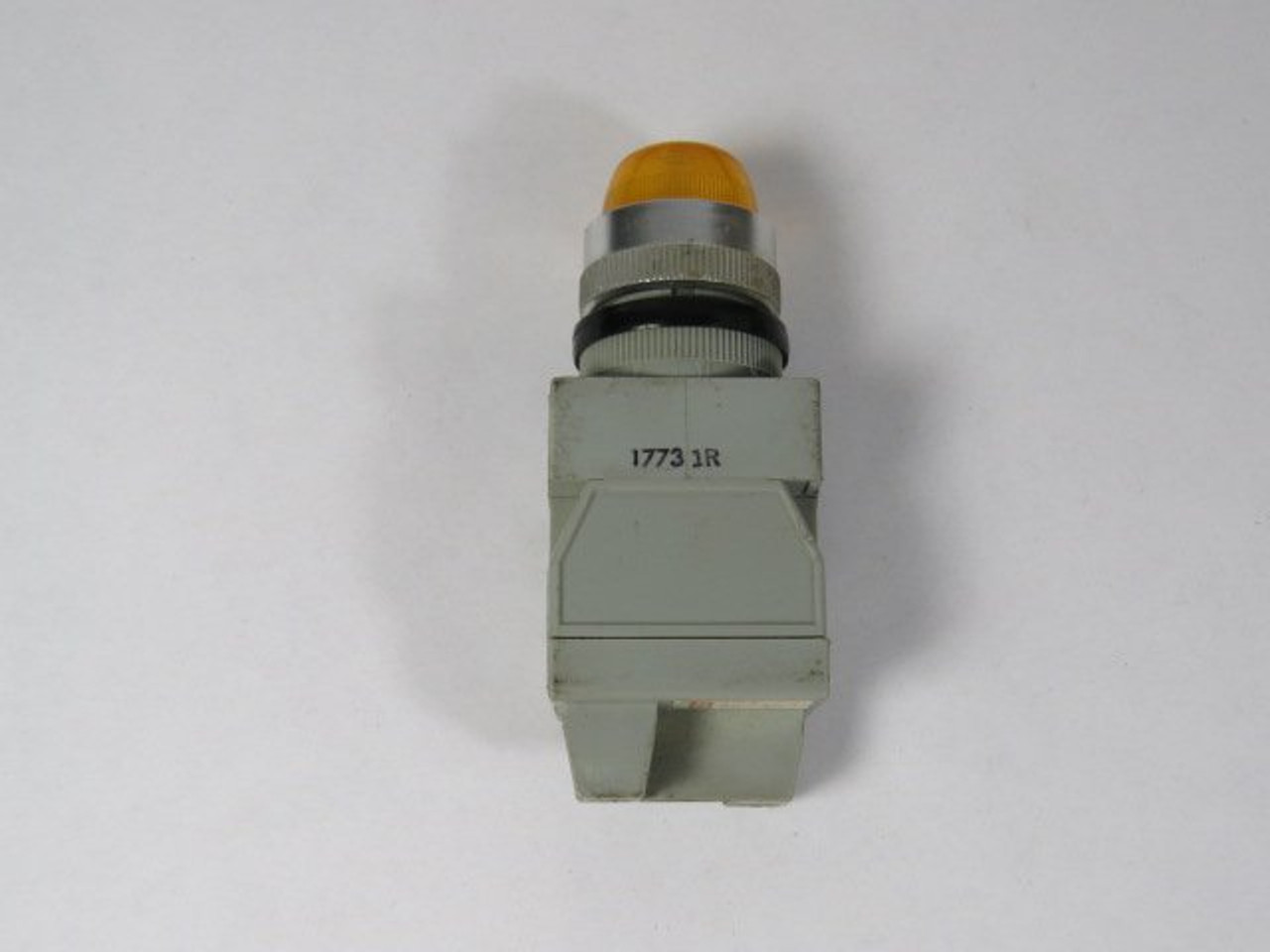 IDEC APW226DY Yellow Dome Pilot Light 200/220V 50/60HZ USED