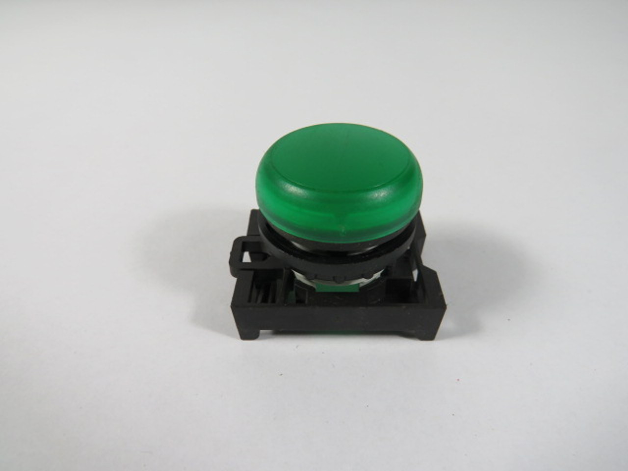 Eaton M22-L-G Green Indicating Light Operator w/ Mounting Latch USED