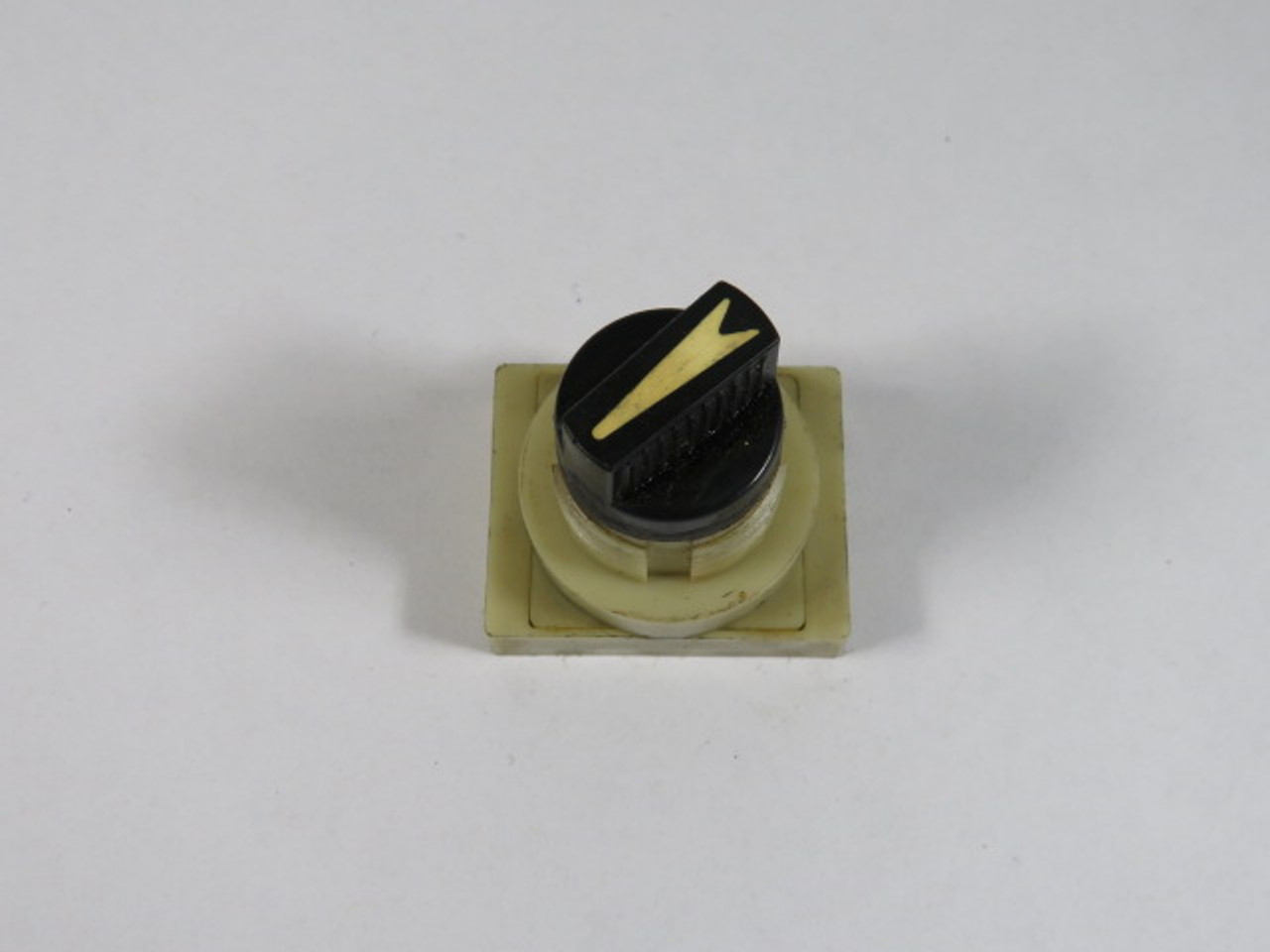 Fuji Electric AH25-P2B Selector Switch Operator Only 2-Position USED