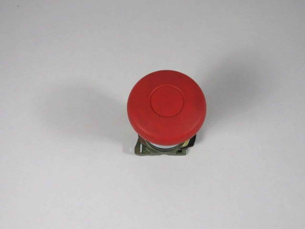 Allen-Bradley 800FM-MP44 Push-Pull Red Mushroom Push Button Operator USED