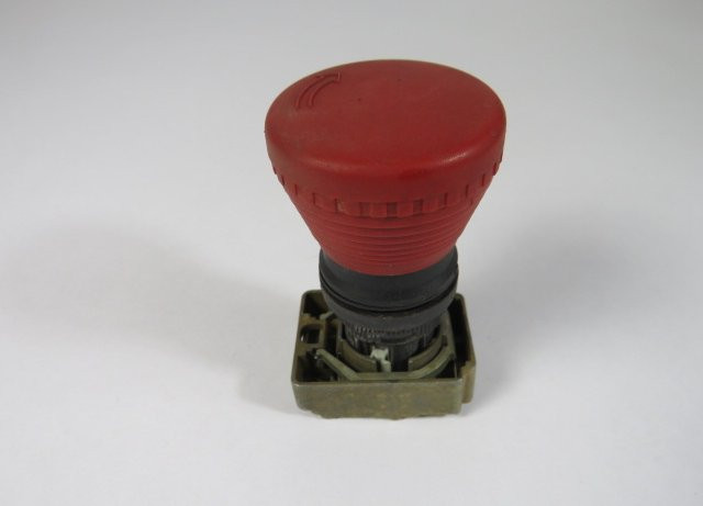 Allen-Bradley 800EP-MTS44 Twist-to-Release Red Mushroom Push Button USED