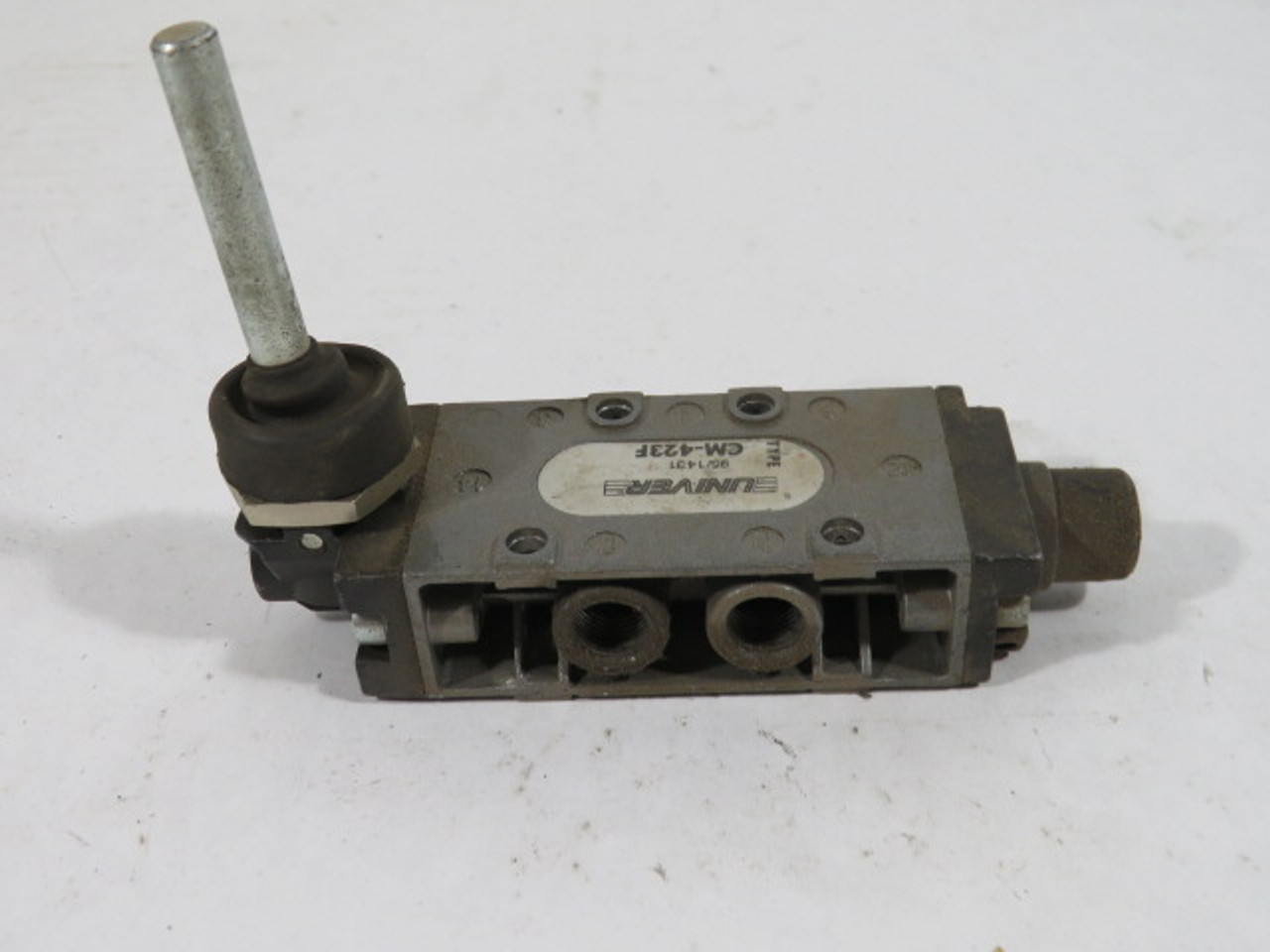 Univer CM-423F Spool Valve USED