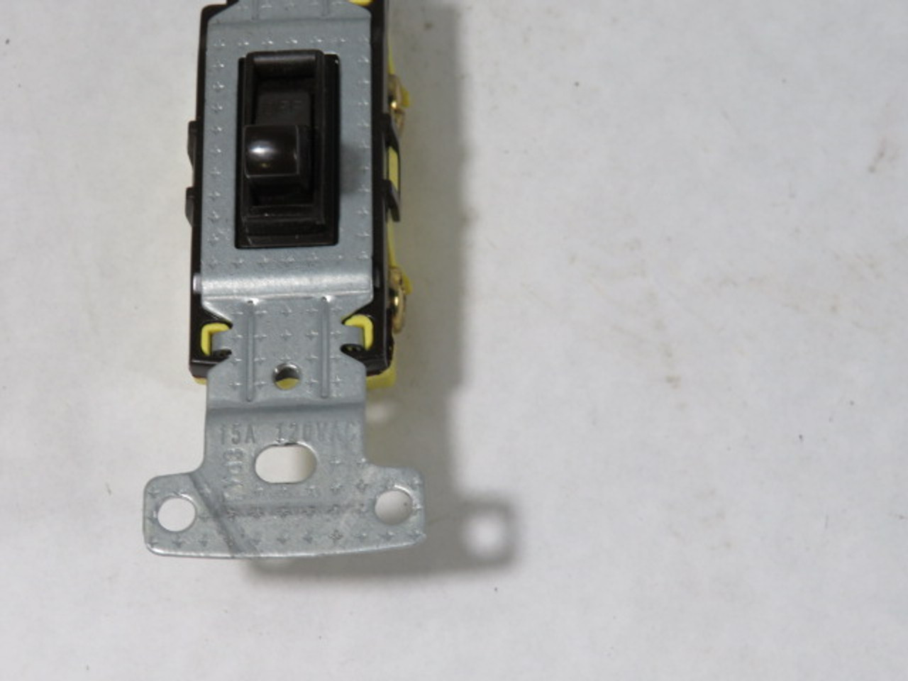 Hubbell RS315 15A 120VAC 3 Way Light Switch Yellow USED