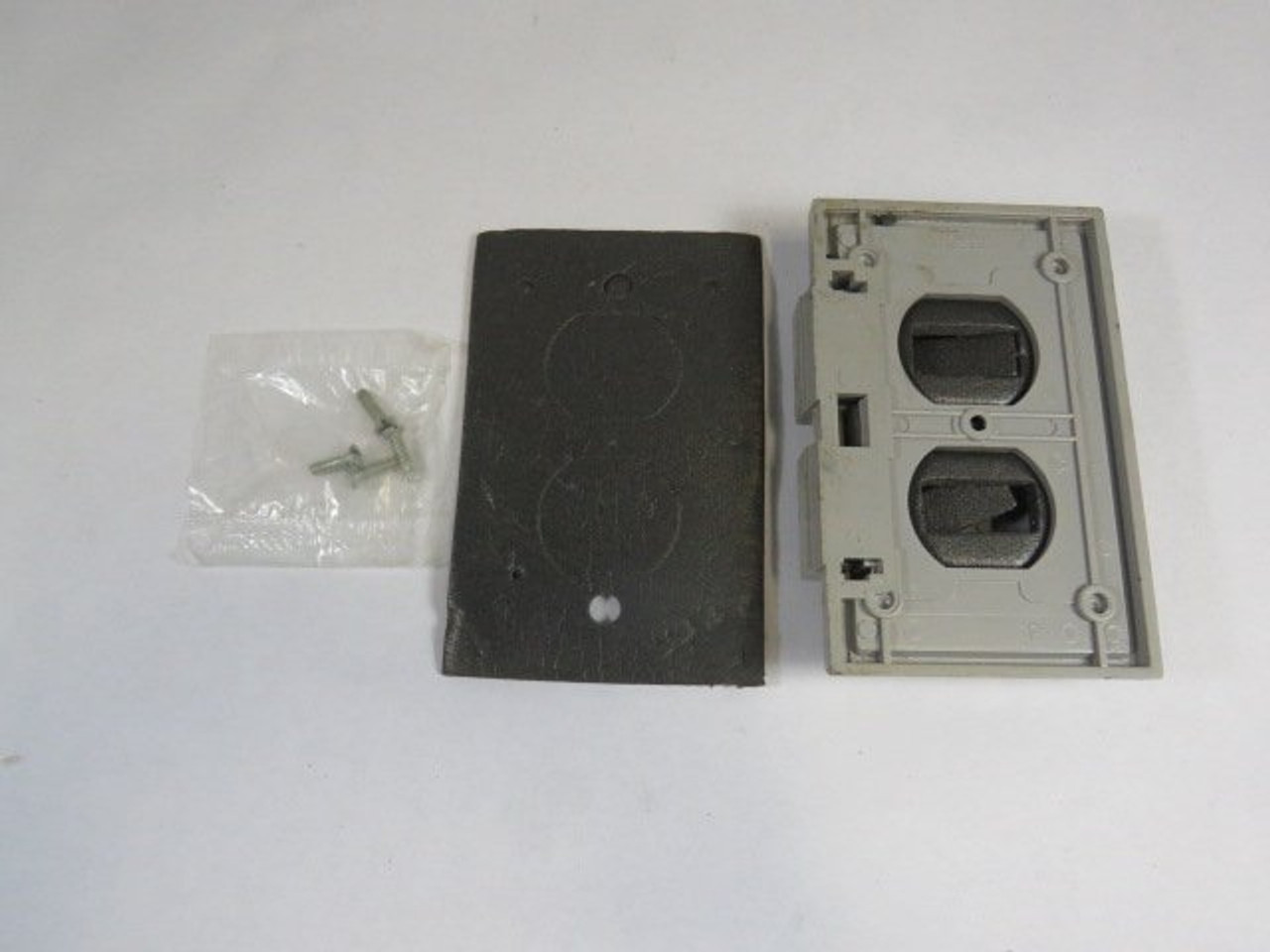 Leviton 002-04976-GY Outdoor Wallplate ! NOP !