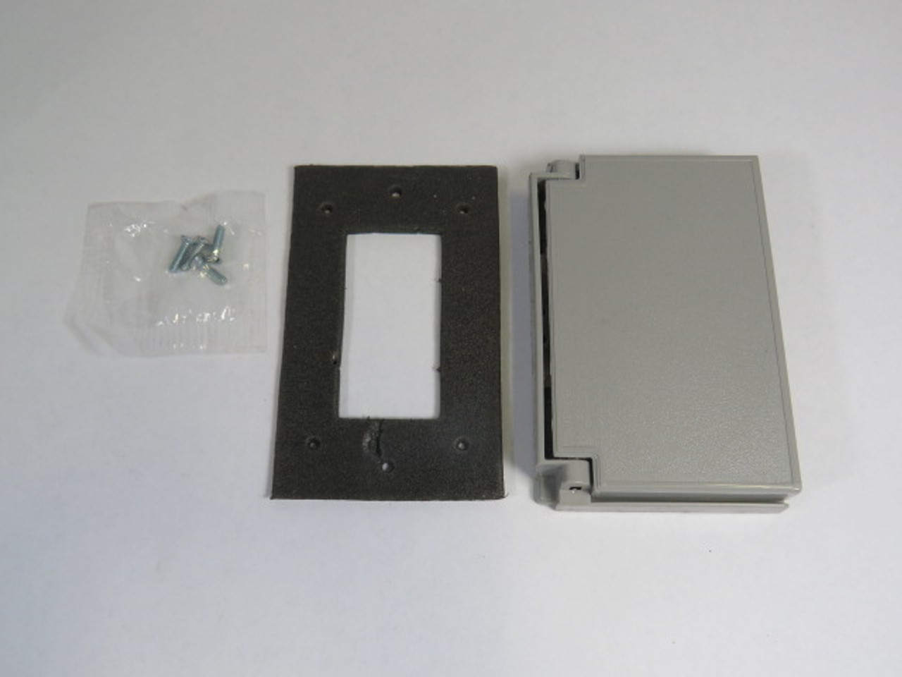 Leviton 002-04996-0GY Outdoor Wallplate ! NOP !