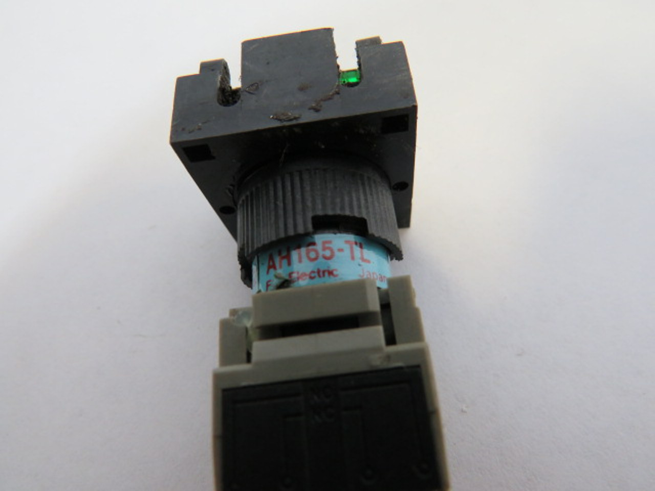 Fuji AH165-TLG11 Green Square Flush Push Button 5A@250VAC 1N/O 1N/C USED