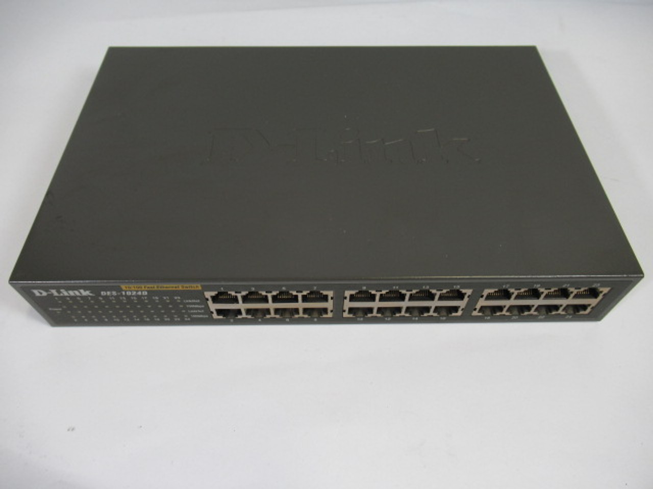 D-Link BES1024DA C4 24 Port Fast Ethernet Unmanaged Desktop/Rackmount USED