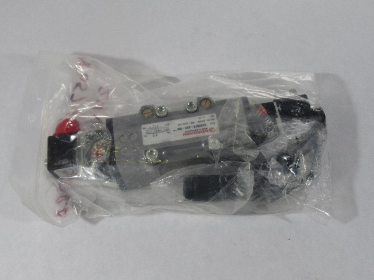 Norgren SXE0574-A60-00 Solenoid Valve 2-10bar C/W 24VDC Coils ! NEW !