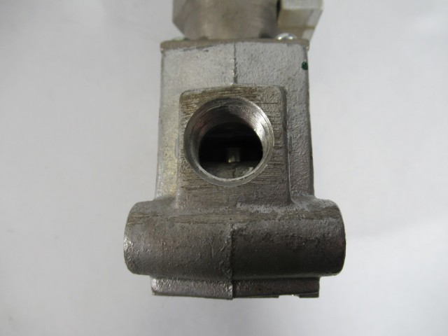 Parker CW9437 Cam Operated Pneumatic Valve 3/8"NPT 3 Way 2 Position USED