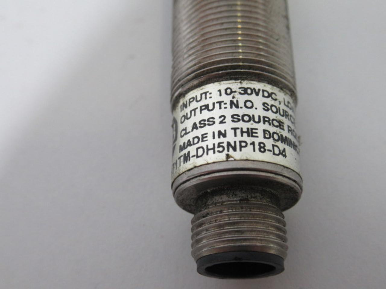 Allen-Bradley 871TM-DH5NP18-D4 Proximity Sensor 10-30VDC *No Washer* USED