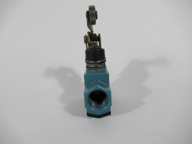 Micro Switch BZE6-2RN2 Limit Switch 15A 125/250/480VAC 2A-600VAC USED