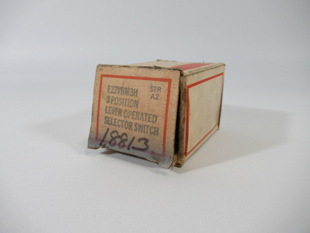 Eaton Cutler-Hammer E22VBM3H 3 Position Selector Switch Series A2 ! NEW !
