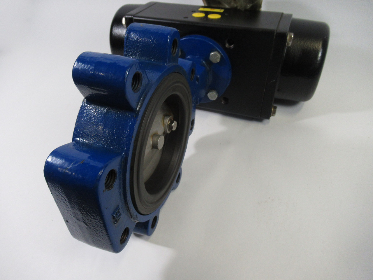 Keystone 221-952-024-79U-002 Pneumatic Actuator W/ 4" Butterfly Valve USED