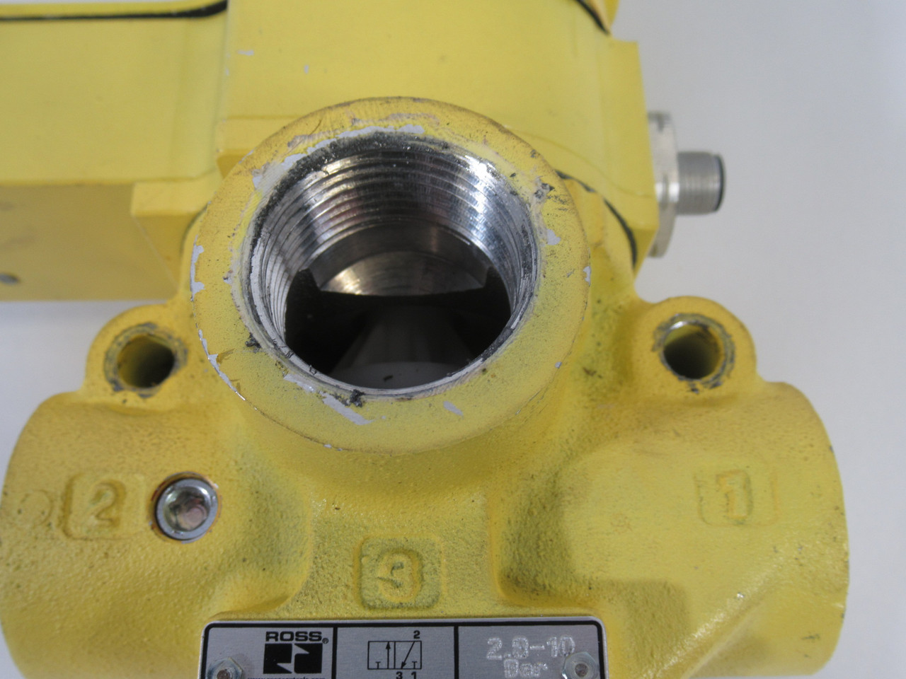 Ross SV27NC305407PSAA1D Sensing Valve 3/2 Way 1/2" NPT In-Out 24VDC USED