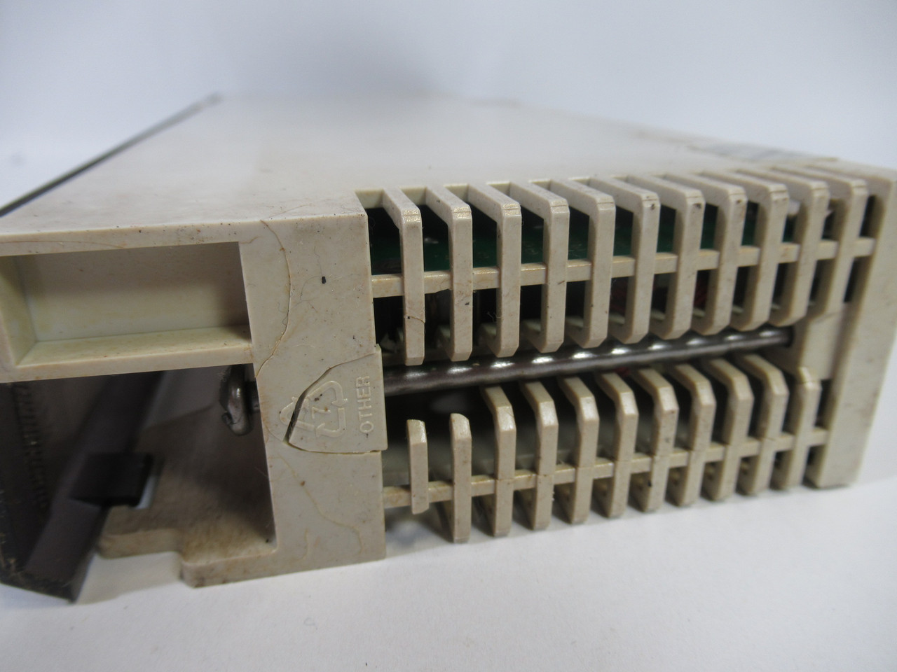 AEG 140CRA21120 Modicon DIO Drop Interface *Cracks to Enclosure* 24V@1A USED