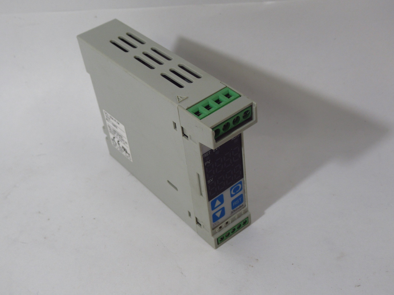 Shinko DCL-33A-R/M Multi-Range Indicating Controller 100-240VAC 50/60Hz USED