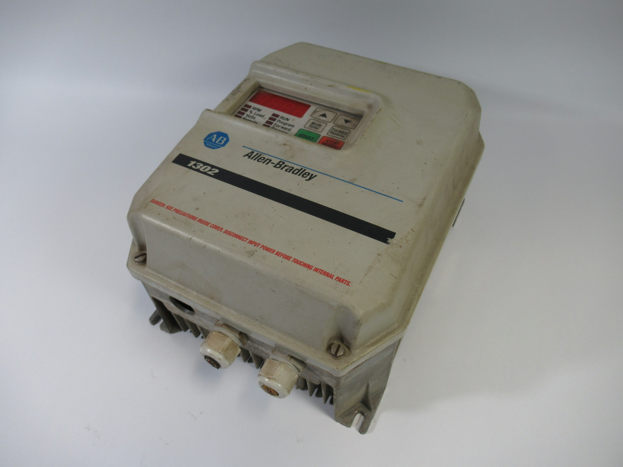 Allen-Bradley 1302-C001-AF AC Drive 1HP 575VAC 1.6A COVER HAS DAMAGE USED