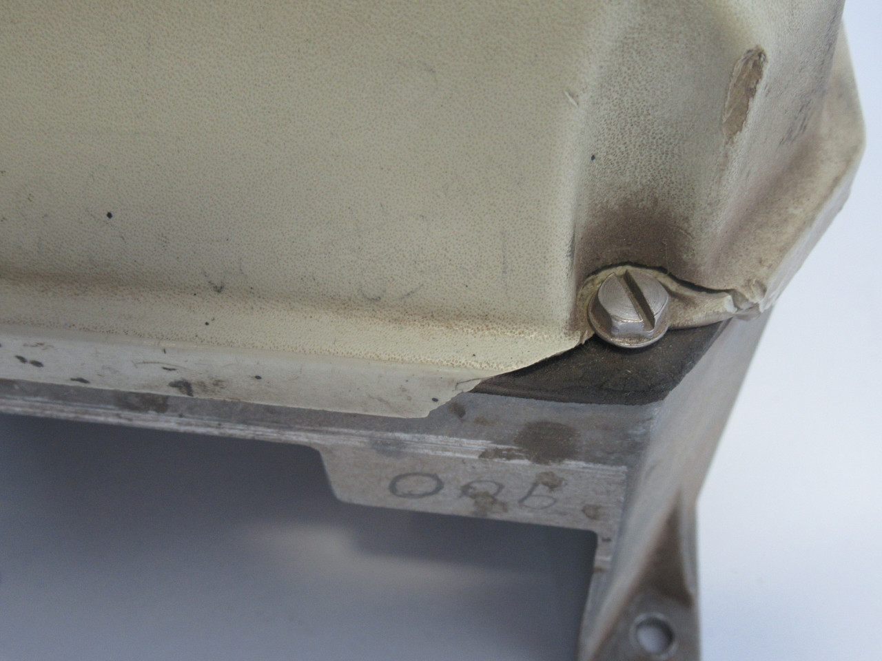 Allen-Bradley 1302-C001-AF AC Drive 1HP 575VAC 1.6A COVER HAS DAMAGE USED