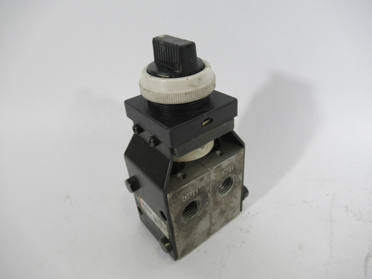 SMC NVM250-N02-34B Old Style Manual Actuator Valve 1/4"NPT 3Position USED