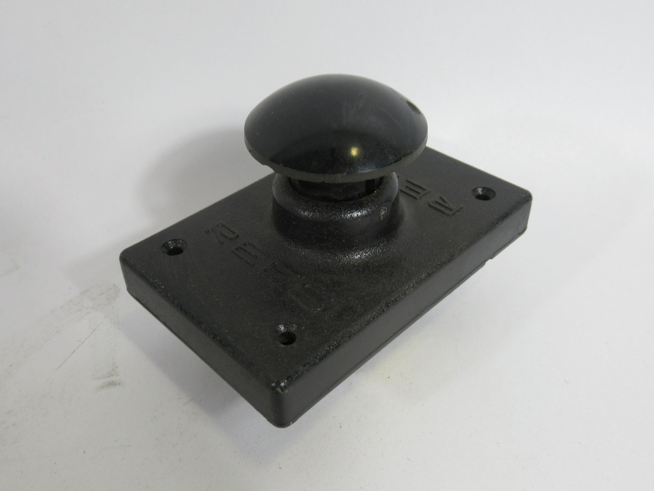 Rees 02961-001-5 2.25" Black Mushroom Push Button *Crack to Base* USED