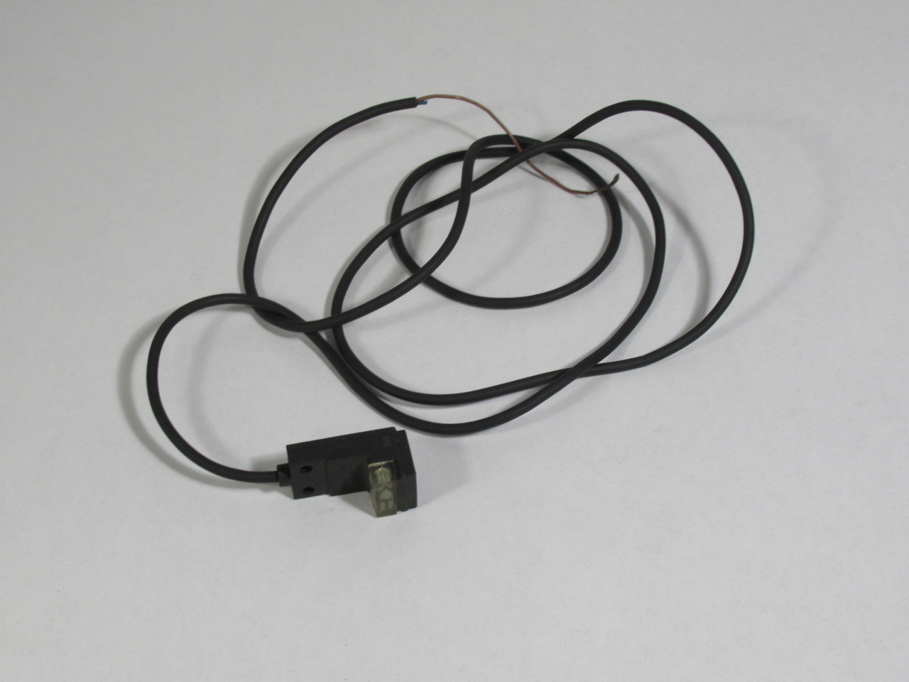 SunX GXL-15HU Photoelectric Proximity Sensor 6.4mm 12-24VDC 45” Cable USED