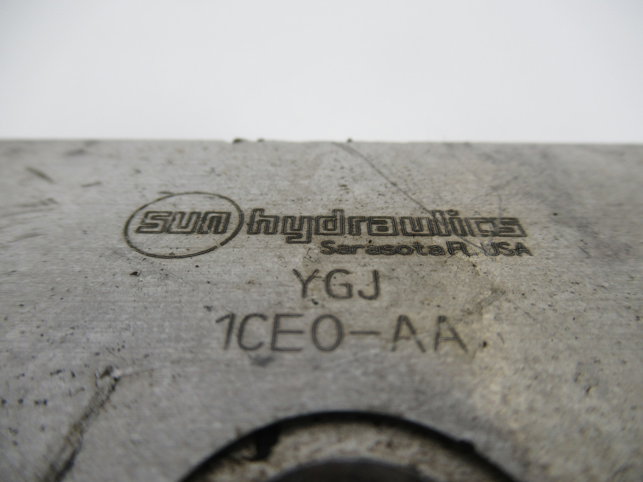 Sun Hydraulics YGJ Line Mount Manifold Cross Pilot w/Shuttle 3000psi max USED