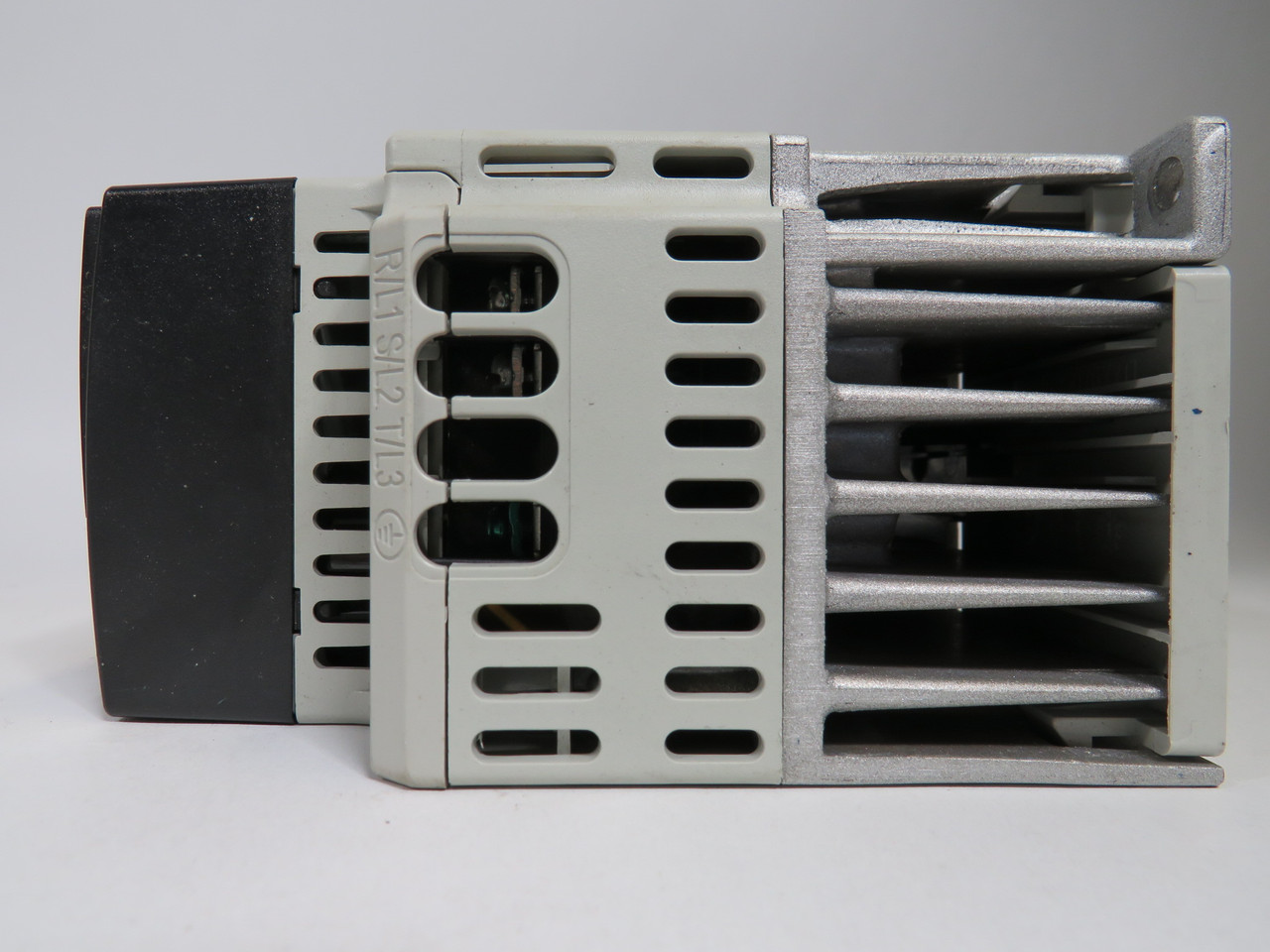 Allen-Bradley 22F-A2P5N103 Ser A PowerFlex AC Drive 3Ph 0.5HP 2.5A 400Hz USED