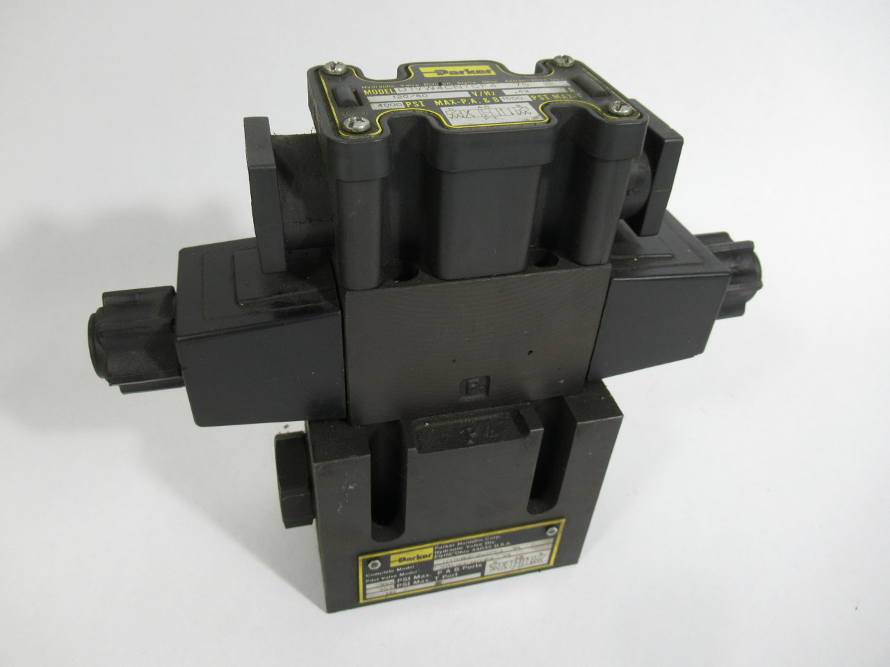 Parker D31VW4C4NYCF4-75 Pilot-Operated Directional Control Valve USED