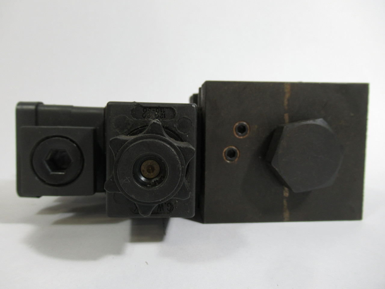 Parker D31VW4C4NYCF4-75 Pilot-Operated Directional Control Valve USED