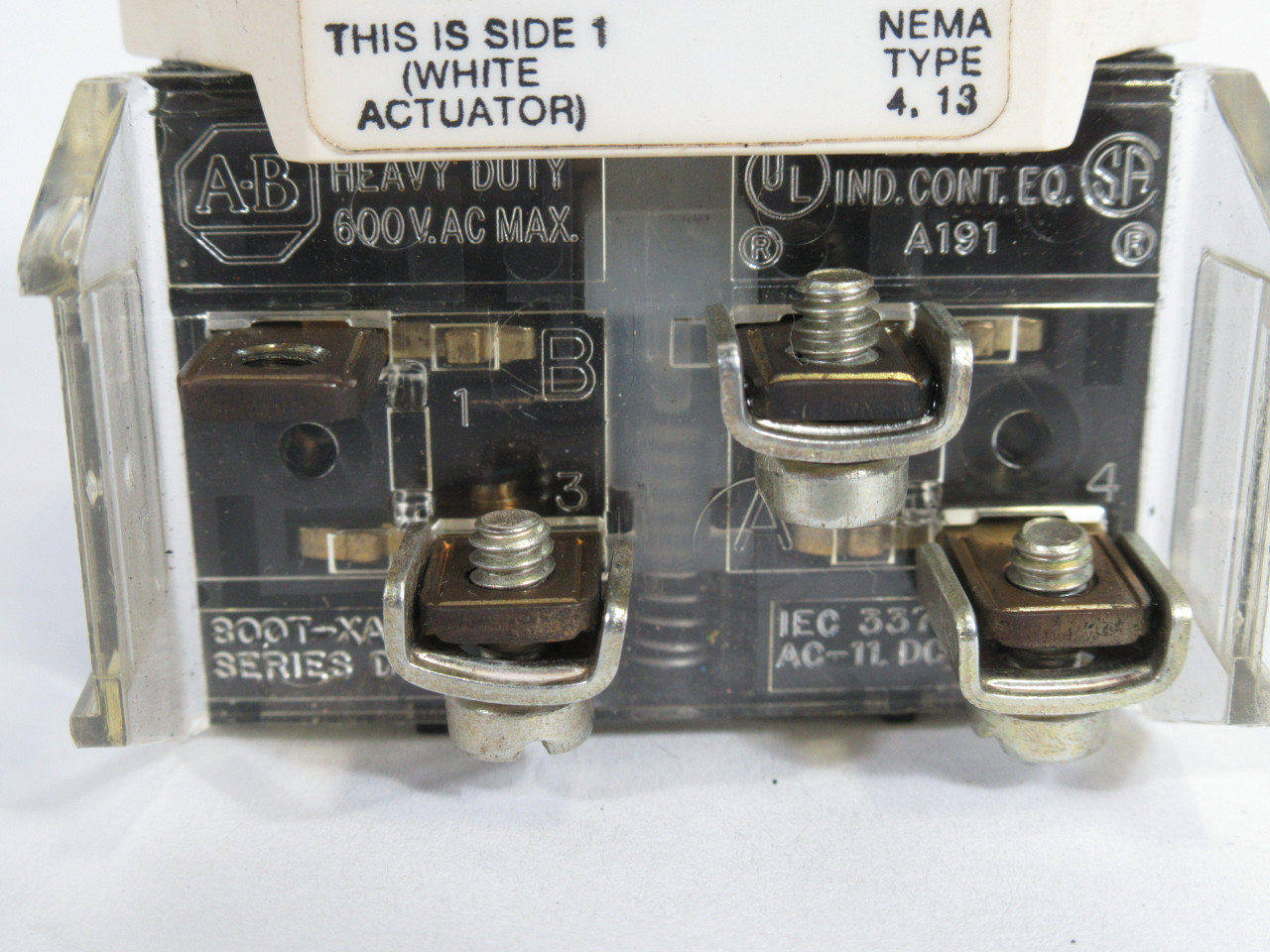Allen-Bradley 800T-H2B Ser T Selector Switch 2NO 2NC *Missing Screw* USED
