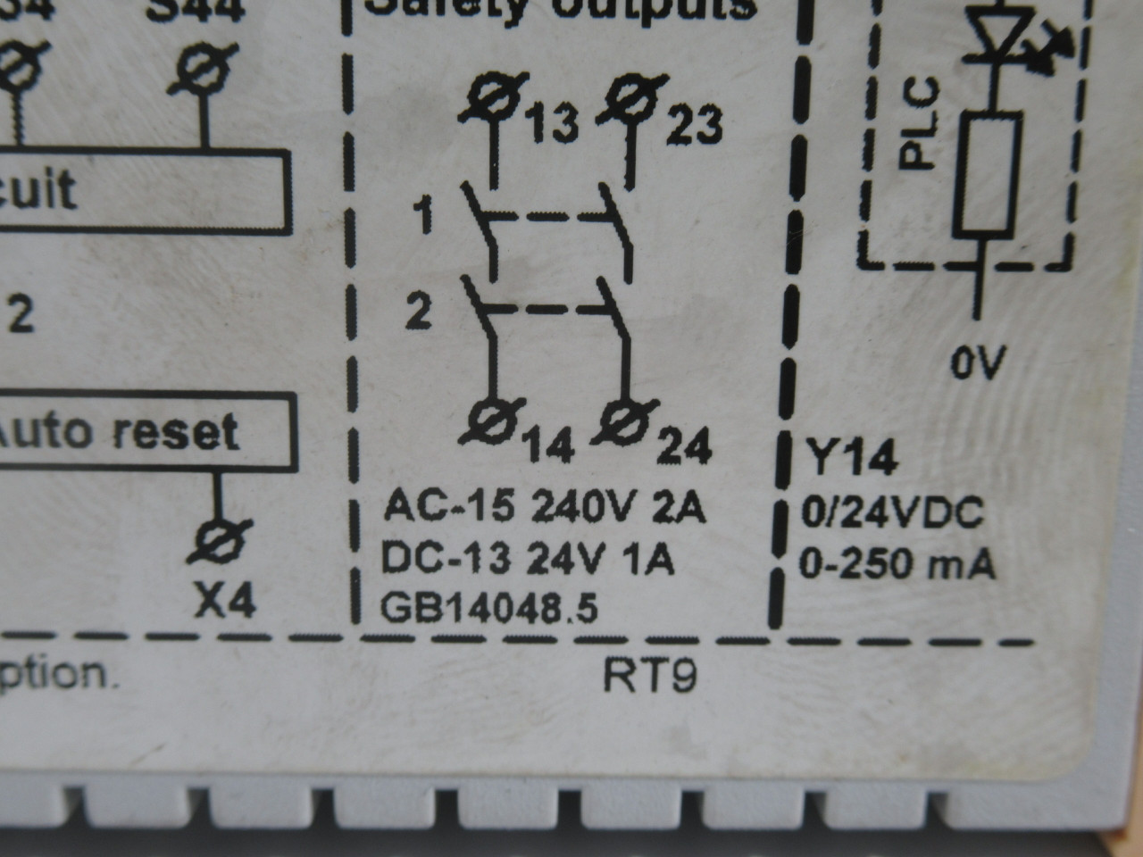 ABB 2TLA010029R0000 RT9 Safety Relay 24VDC 0-250mA Angular Edges USED