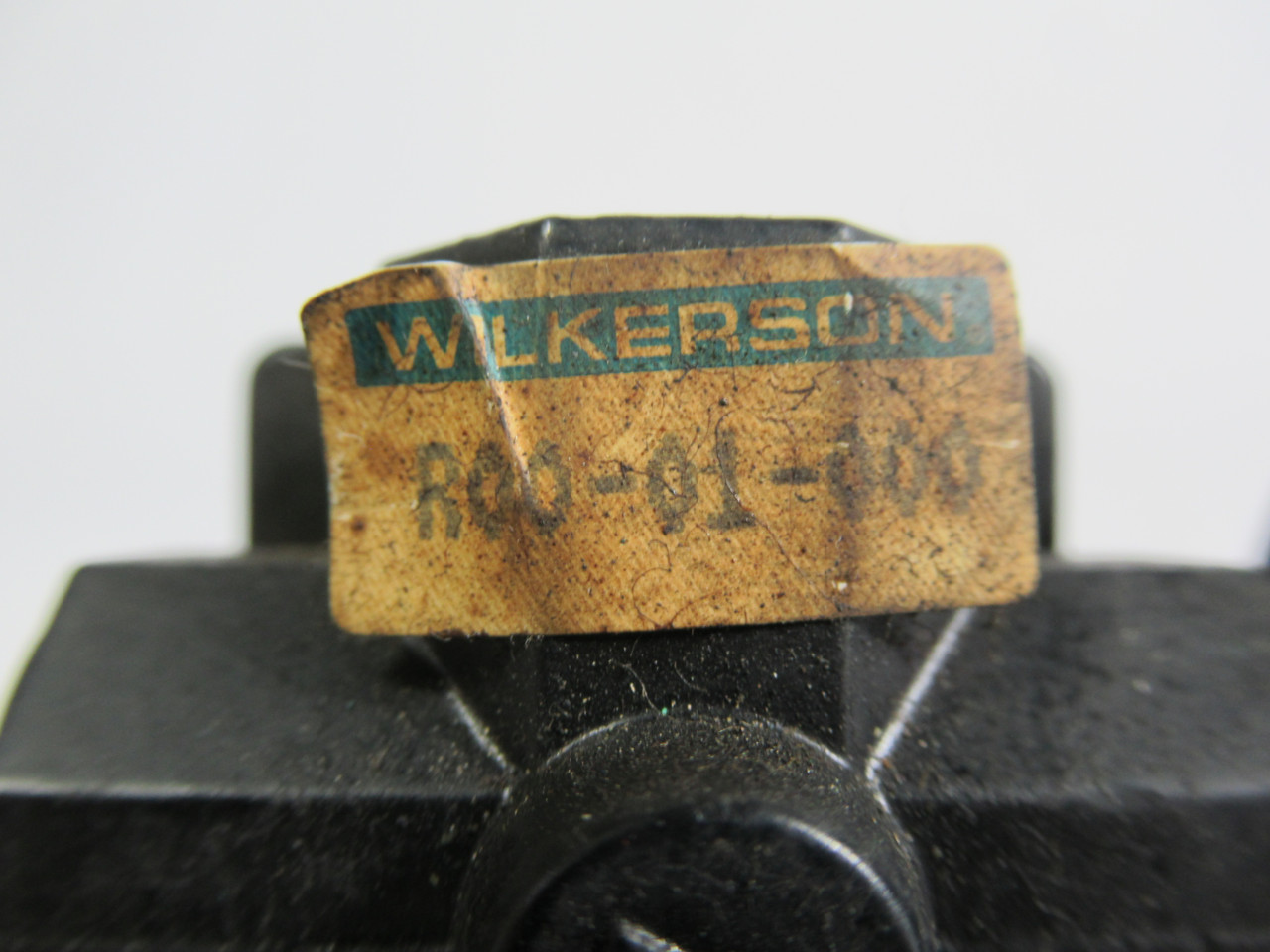 Wilkerson R00-01-000 Mini Pneumatic Regulator w/ 0-100psi Gauge USED