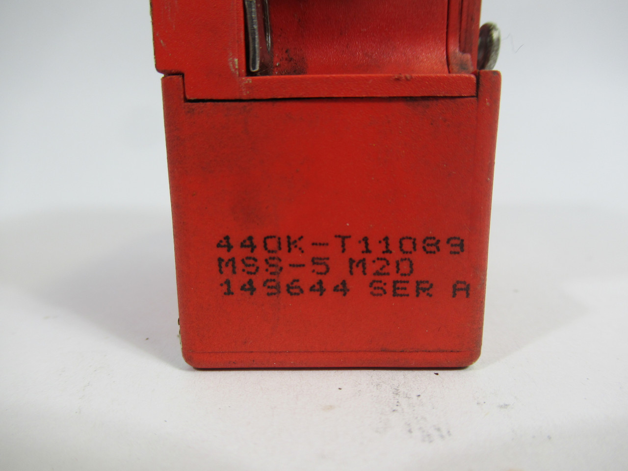 Allen-Bradley 440K-T11089 Safety Switch Series A Cosmetic Damage USED