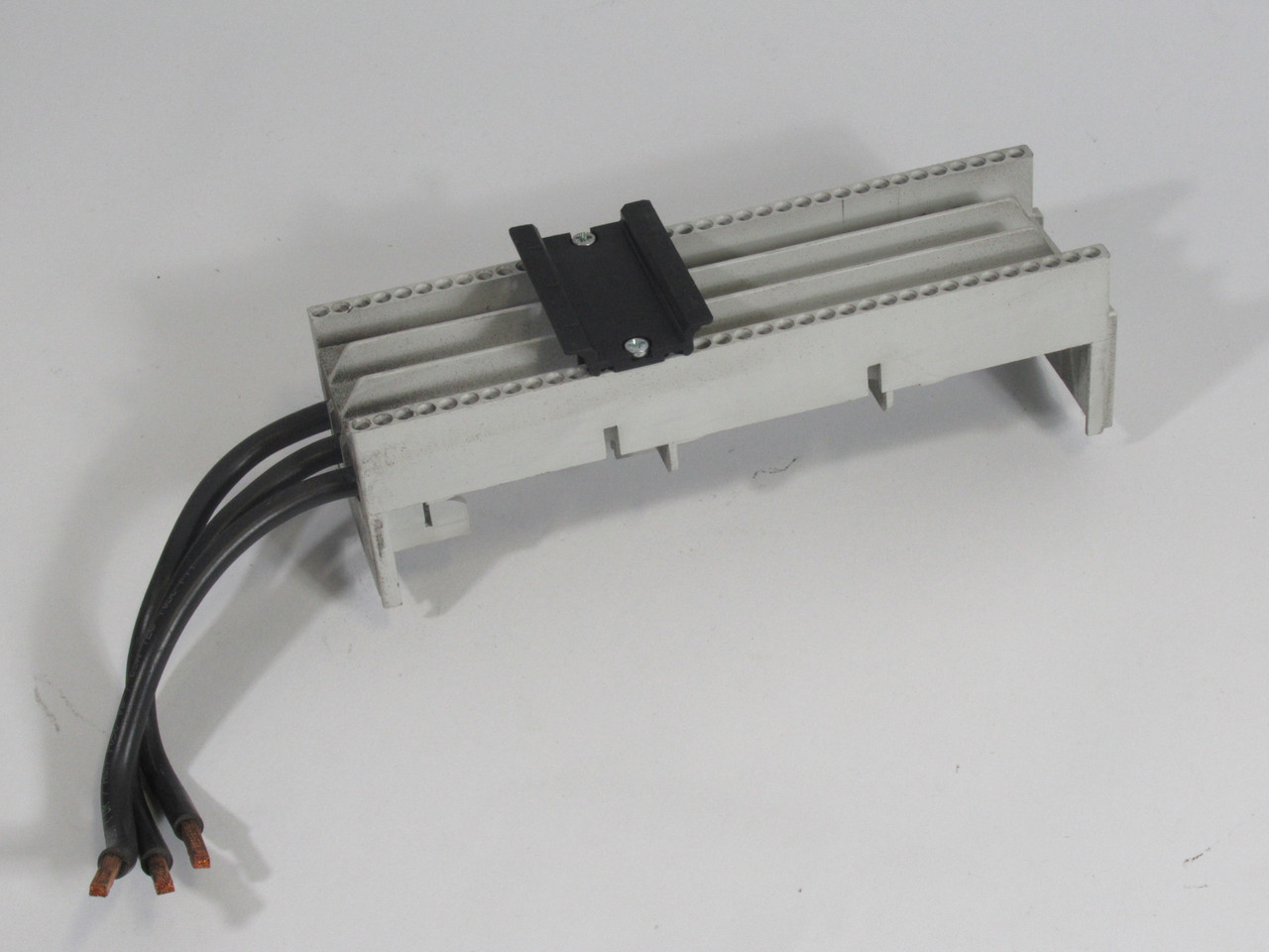 Siemens 8US1-261-5FM08 60mm Busbar System Device Adapter 56A 690V 3W USED