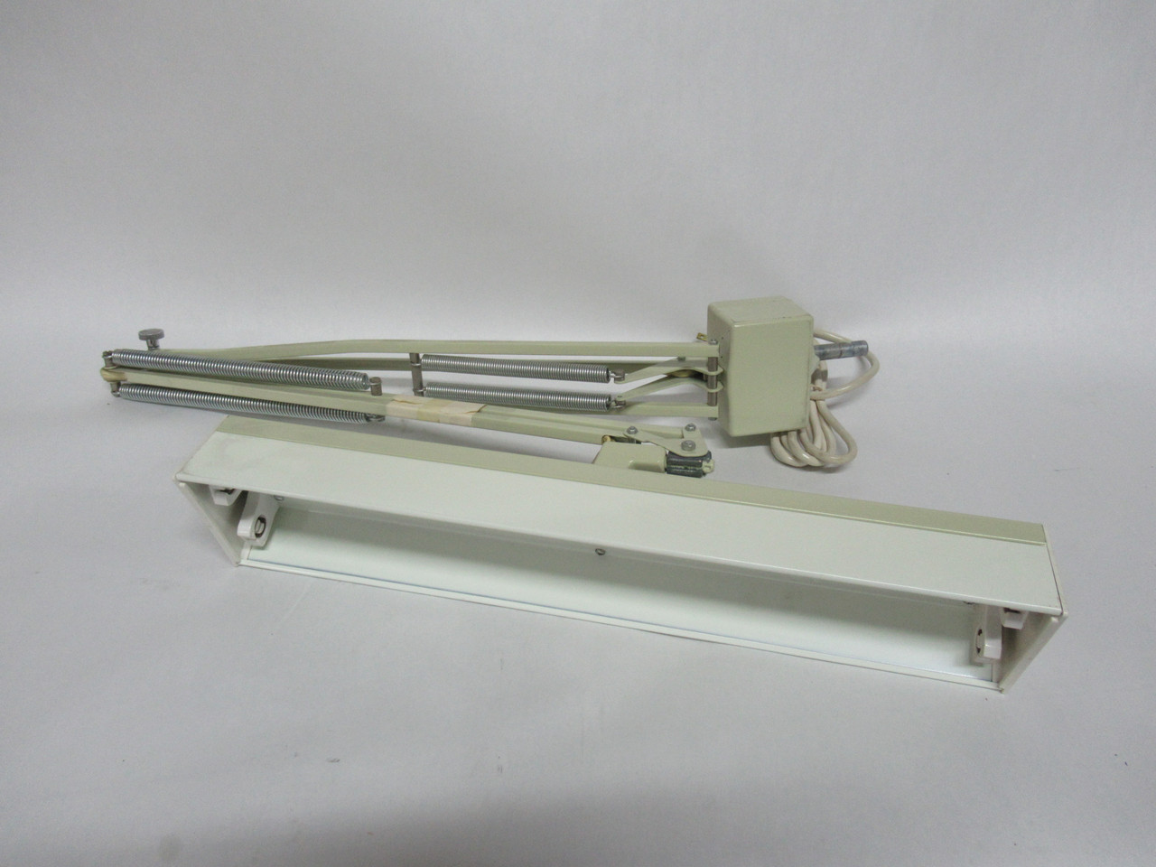 Luxo NFL-1 Fluorescent Light Fixture with Arm Attachment 115V 2-15W NEW