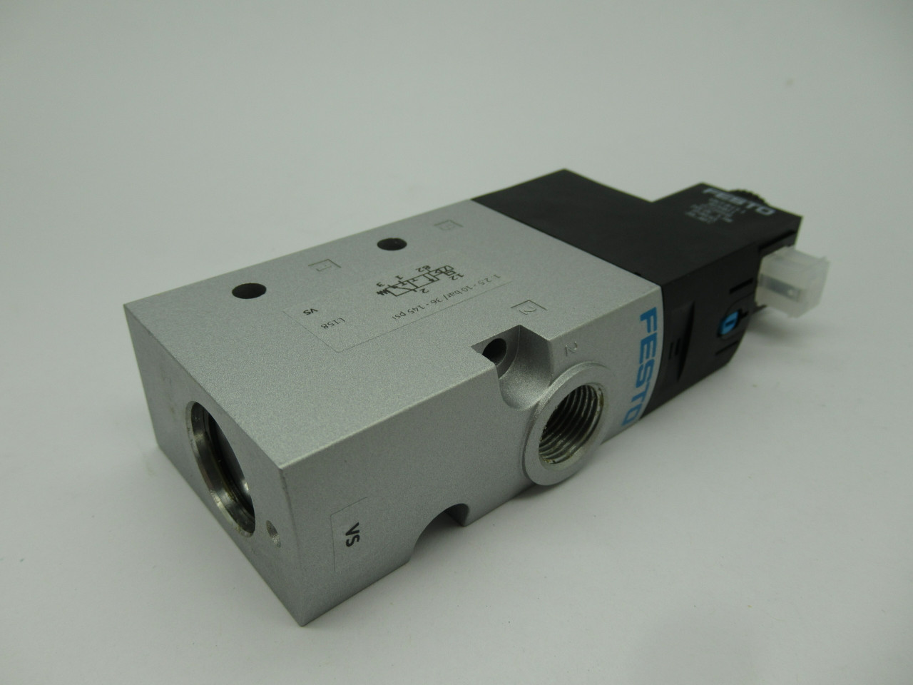 Festo VUVS-L30-M32C-MD-G38-F8-1C1 Solenoid Valve VACF-B-C1-1 24VDC Coil NEW