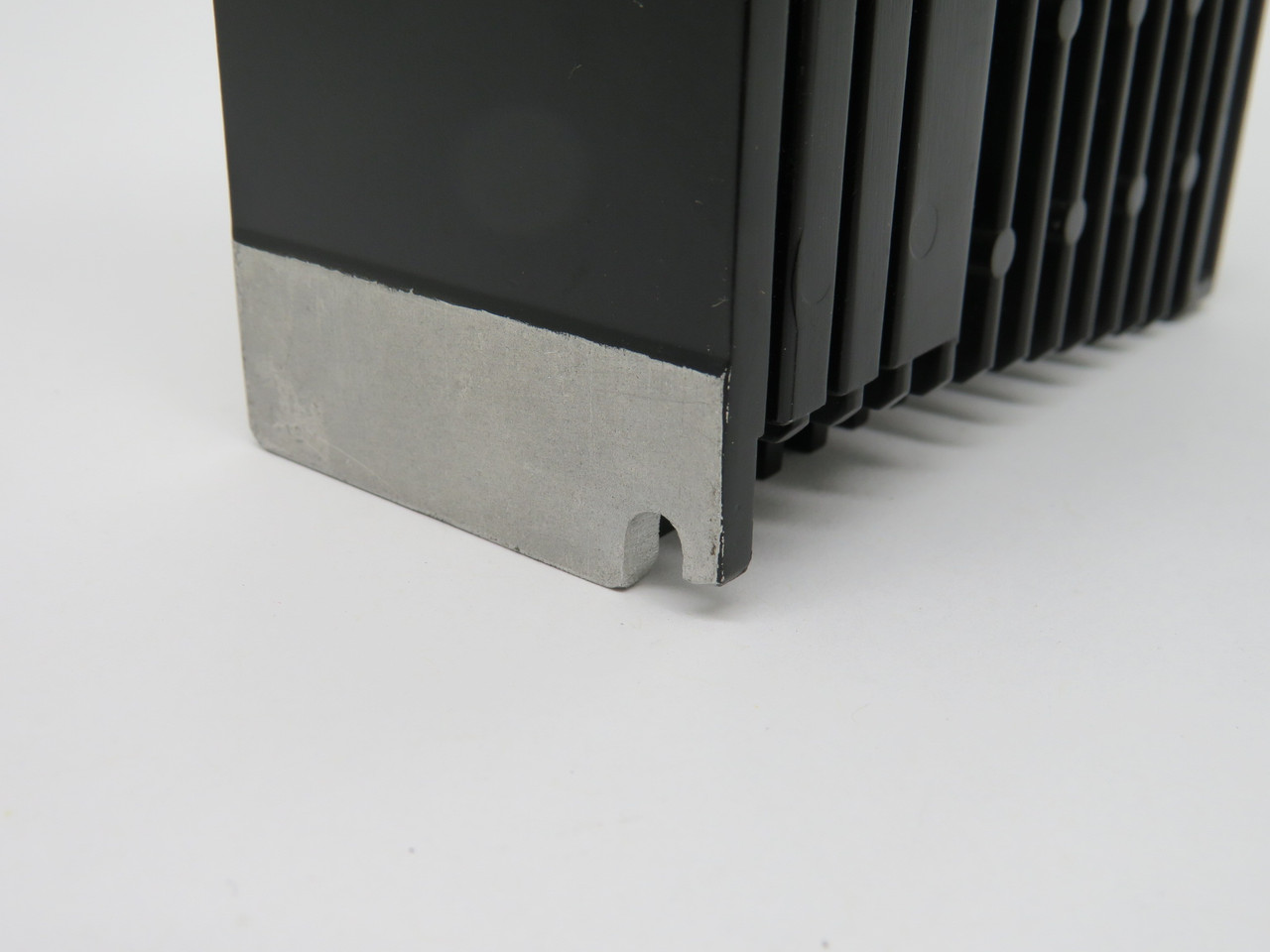 Omron R88D-GT04H AC Servo Drive 400W 3Ph 107.9V 2.6A 0-333.3Hz *Dmg* USED