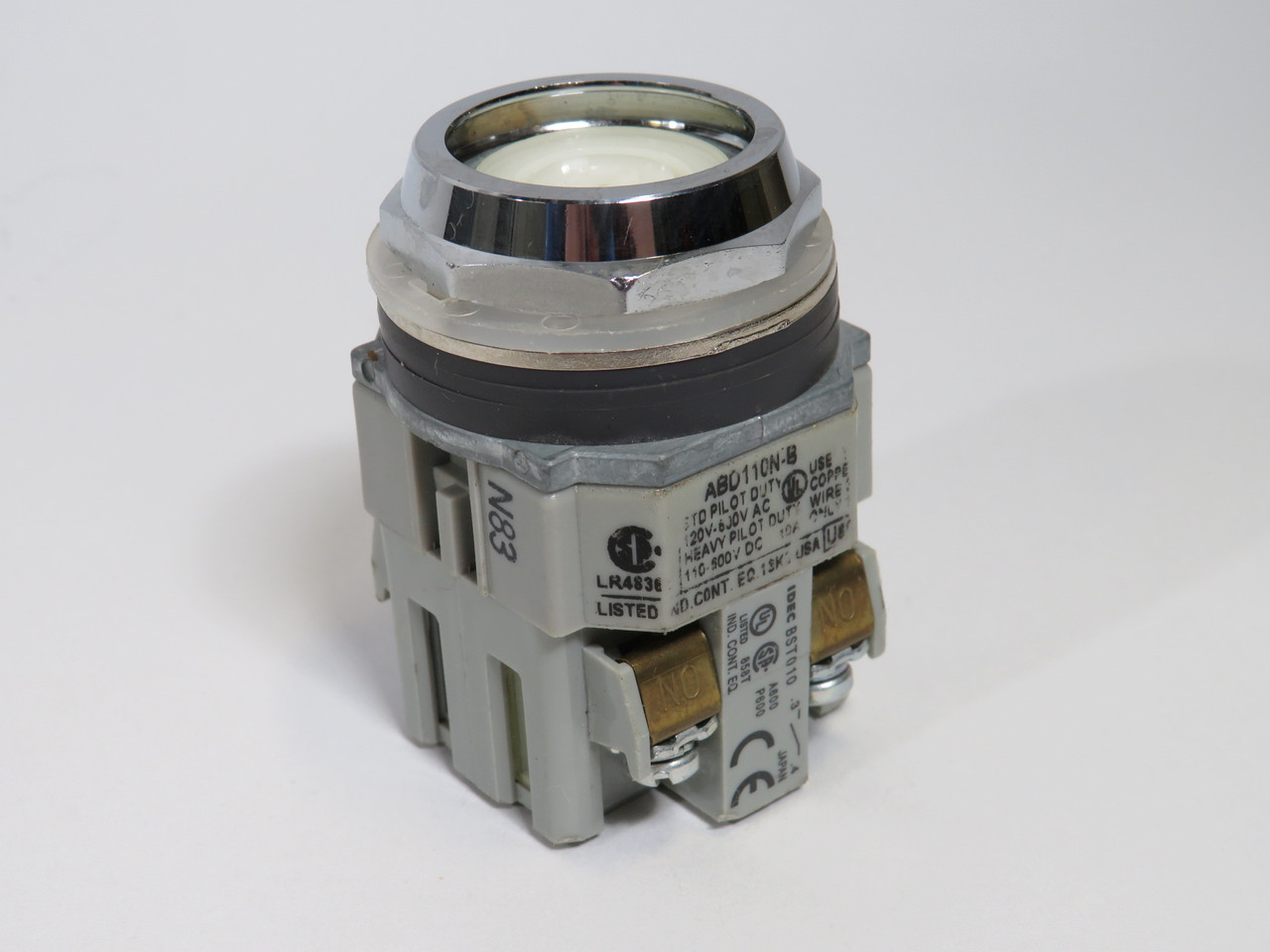 IDEC ABD110N-B Push Button Switch 600V 1NO Momentary 30mm *No Cap* USED