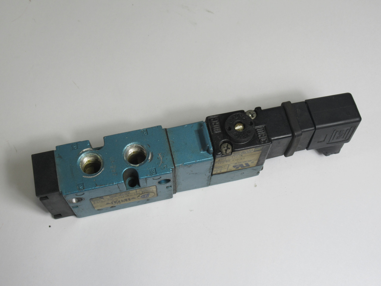 Mac 811C-PM-112JB-152 2-Position Solenoid Valve 150 psi 4Way 1/4"NPTF USED