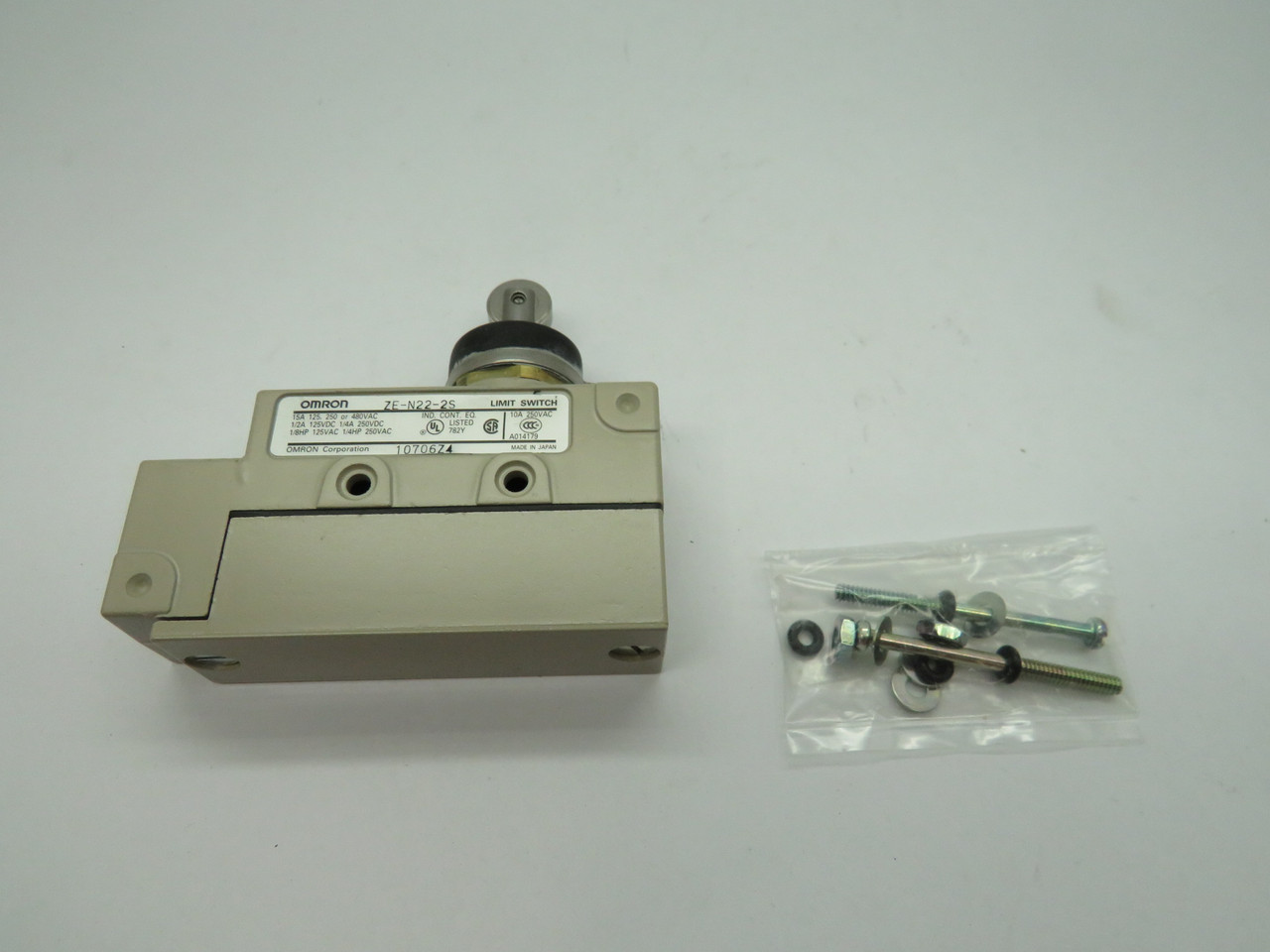 Omron ZE-N22-2S Limit Switch 125/250/480VAC 15A ! NEW !