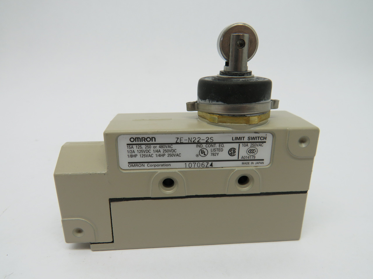 Omron ZE-N22-2S Limit Switch 125/250/480VAC 15A ! NEW !
