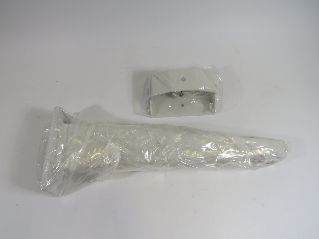 Pelco EM22 Wall Mount Bracket ! NEW !