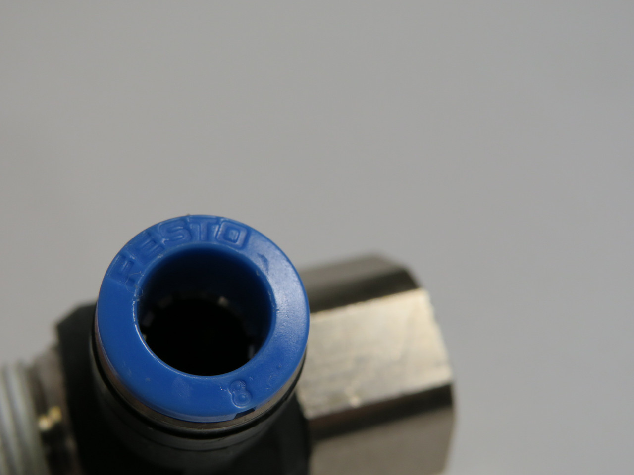 Festo 153187 QSTF-3/8-8-B Push-In T-Fitting 3/8" Thread 8mm Tubing OD ! NOP !