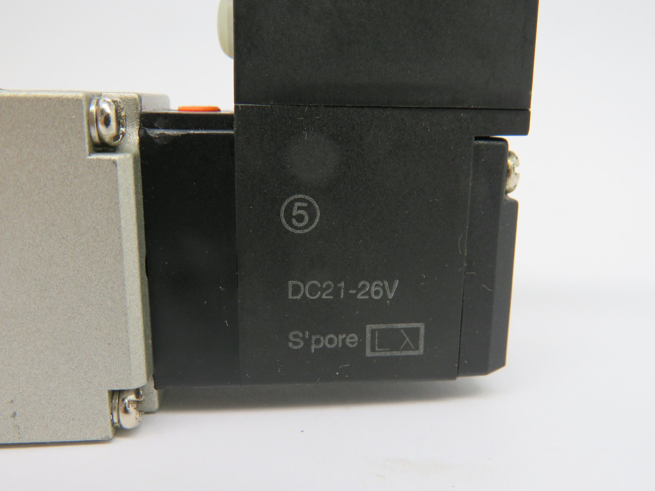 SMC VP544-5DZ-A Solenoid Valve 0.2-0.8MPa 21-26VDC Coil w/ Socket USED