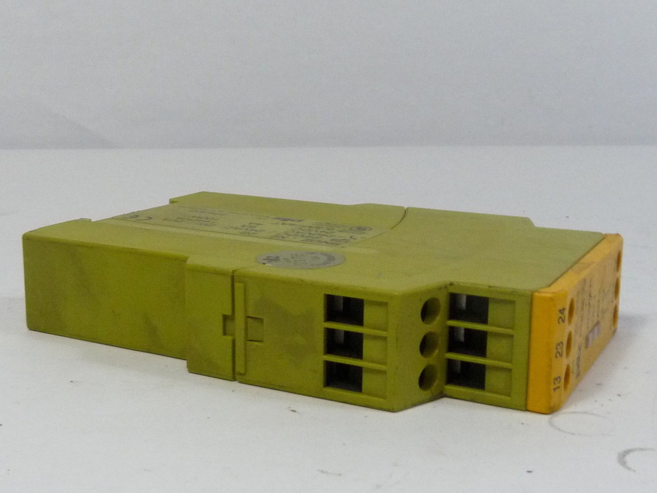 PILZ PN0Z-X2 2S Safety Relay 24VDC/VAC 6A USED