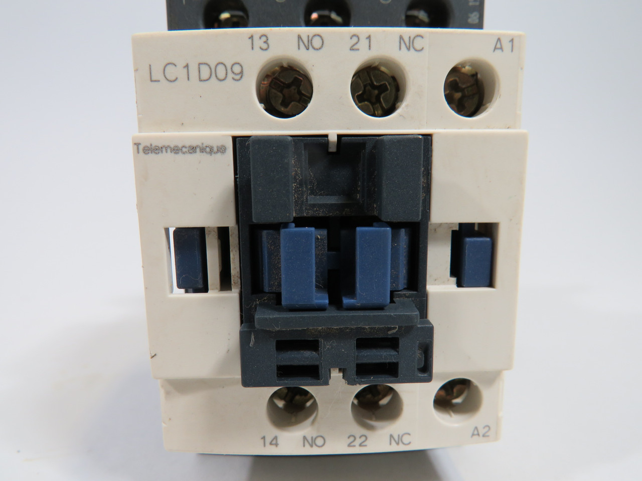 Telemecanique LC1-D09M7 Contactor 220V@50/60Hz w/o Cover Plate USED