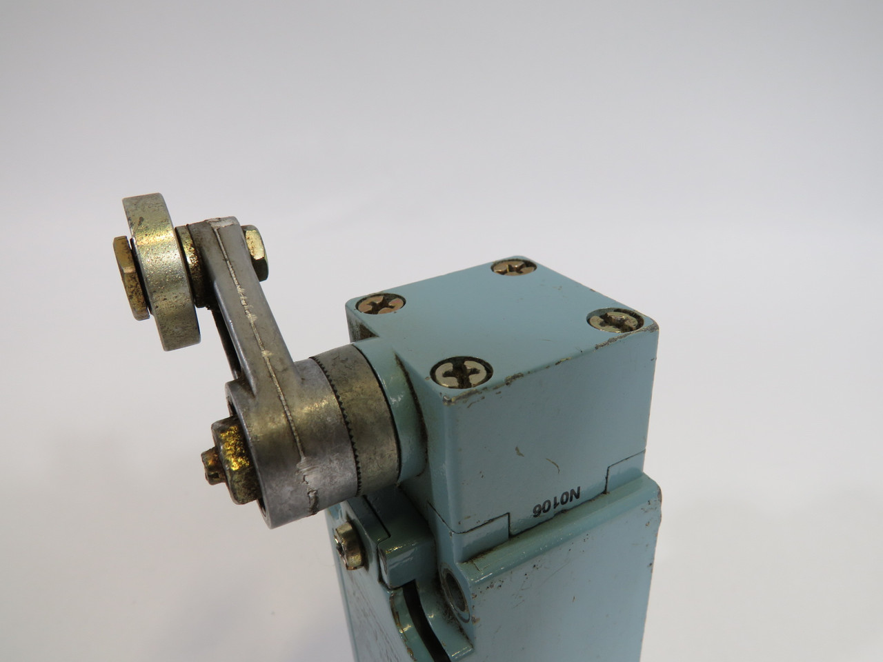Telemecanique ZCK-J404H7 240V 3A Limit Switch C/W Roller Lever Head USED