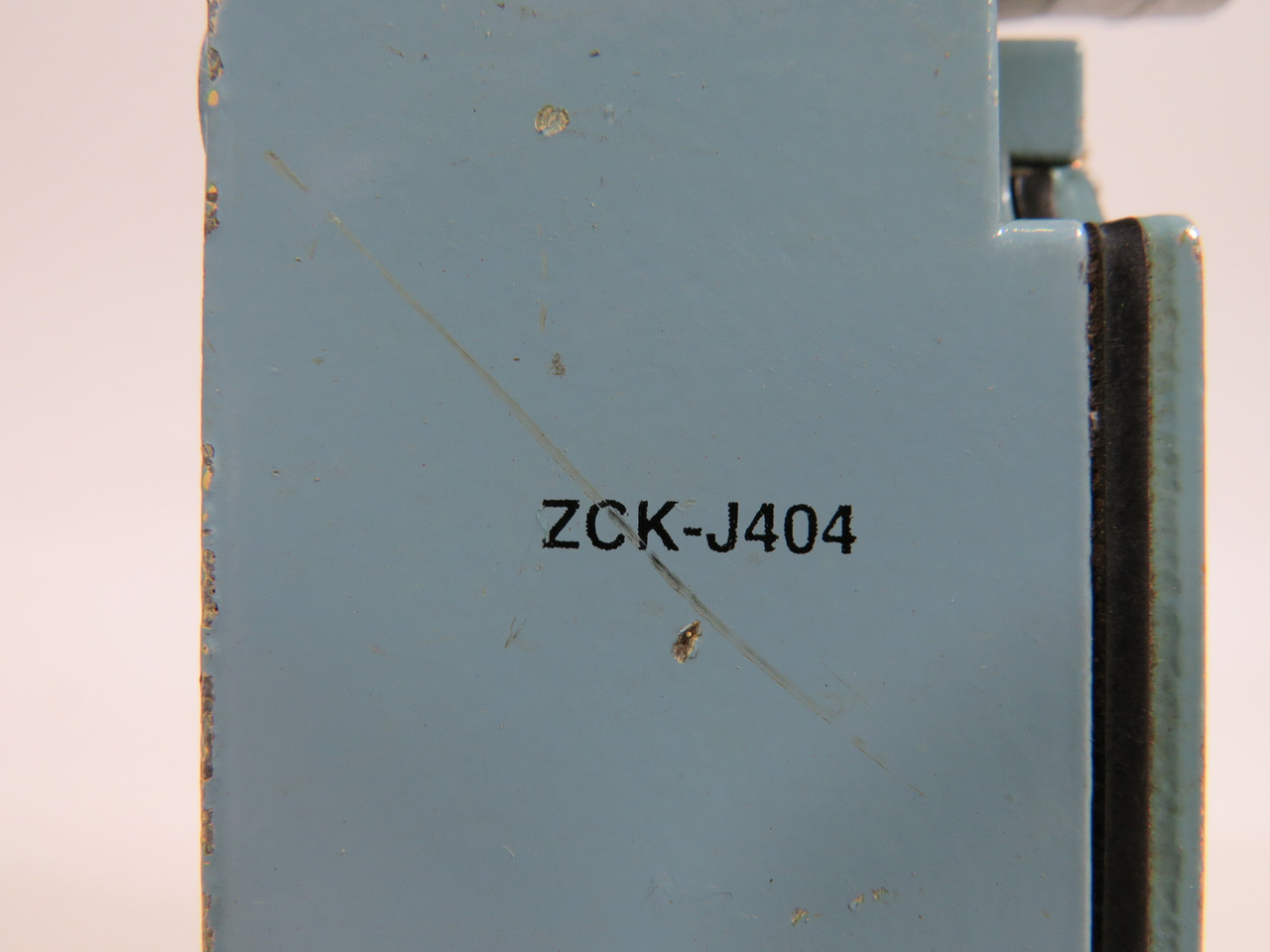 Telemecanique ZCK-J404H7 240V 3A Limit Switch C/W Roller Lever Head USED