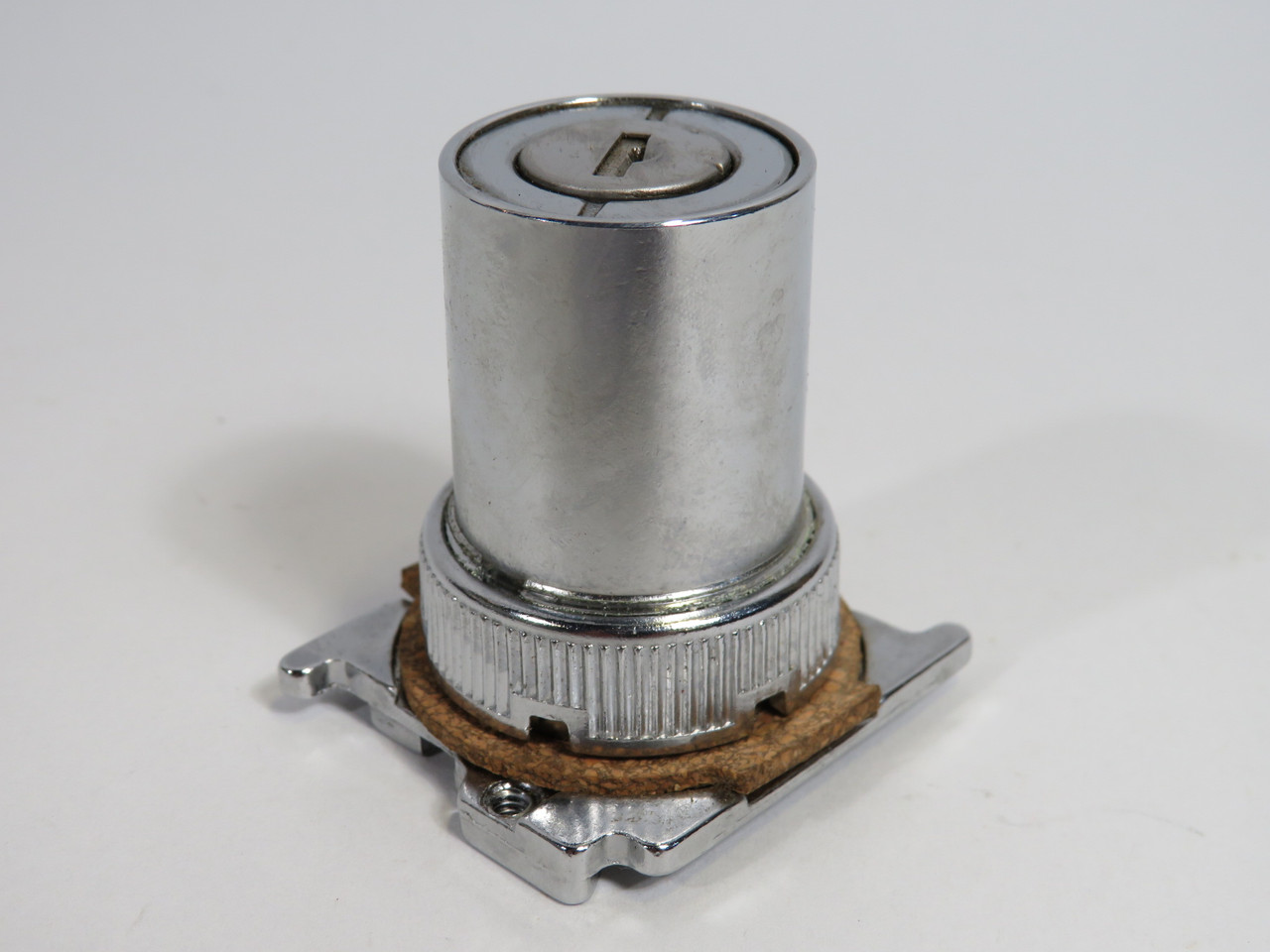 Cutler-Hammer 10250T15112 Selector Switch Operator 2-Pos CAM1 No Keys USED